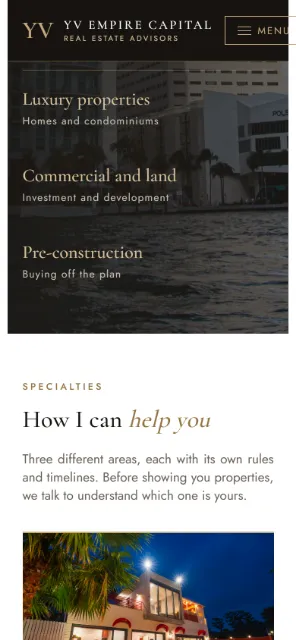 Especialidades de YV Empire Capital en celular, sobre una foto de Miami.